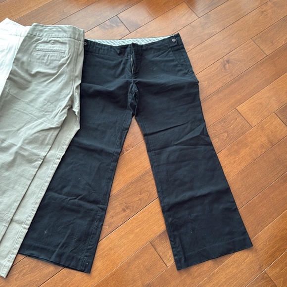 Gap hip slung fit flared leg capris.
Qty 3! Black, Khaki & white. - Picture 4 of 5